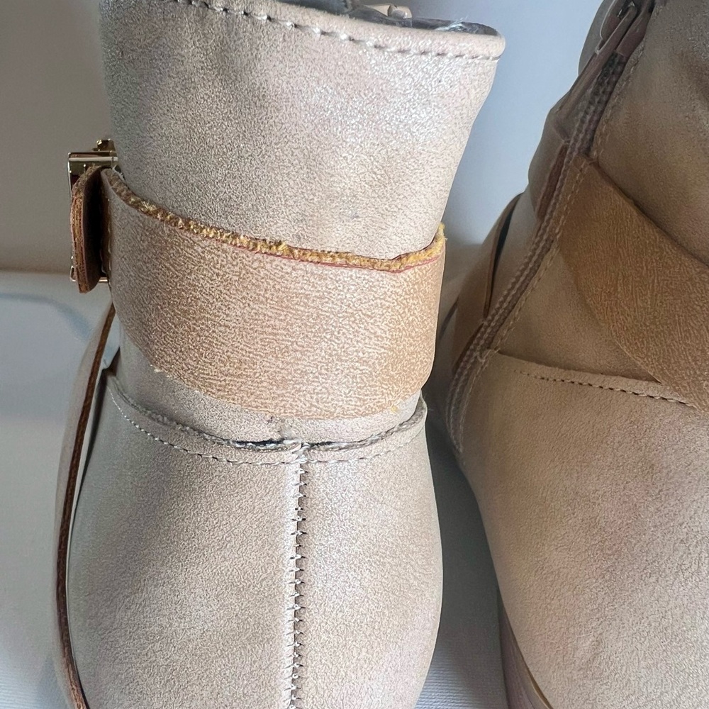 Kenneth Cole Gold Logo Women’s Size 5 Ankle Boot Two Tone Low Heel - Picture 6 of 9